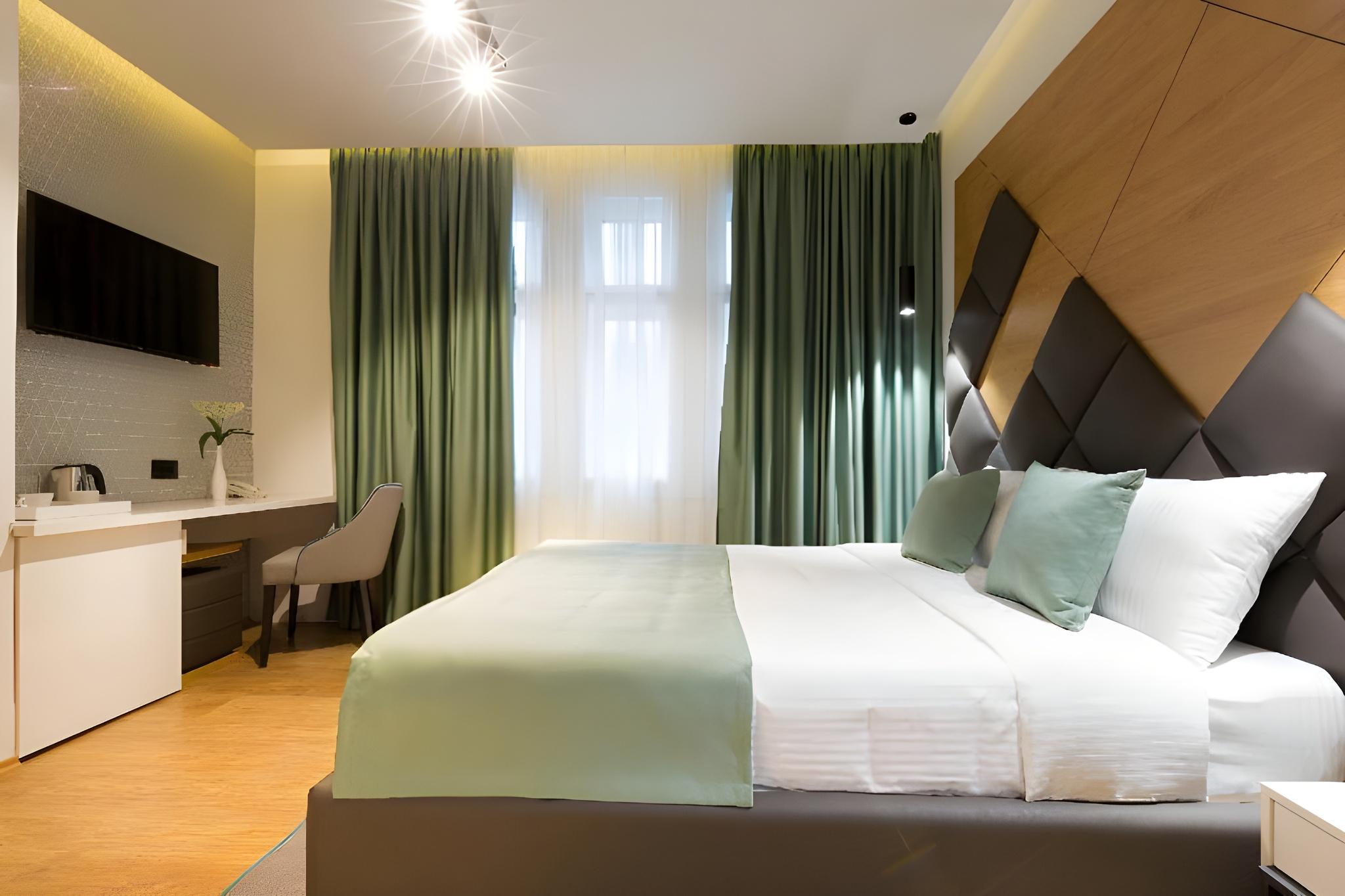 ROOM, DOUBLE OR TWIN BED