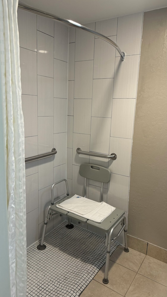 AmericInn by Wyndham Grand Rapids Airport North 61/62