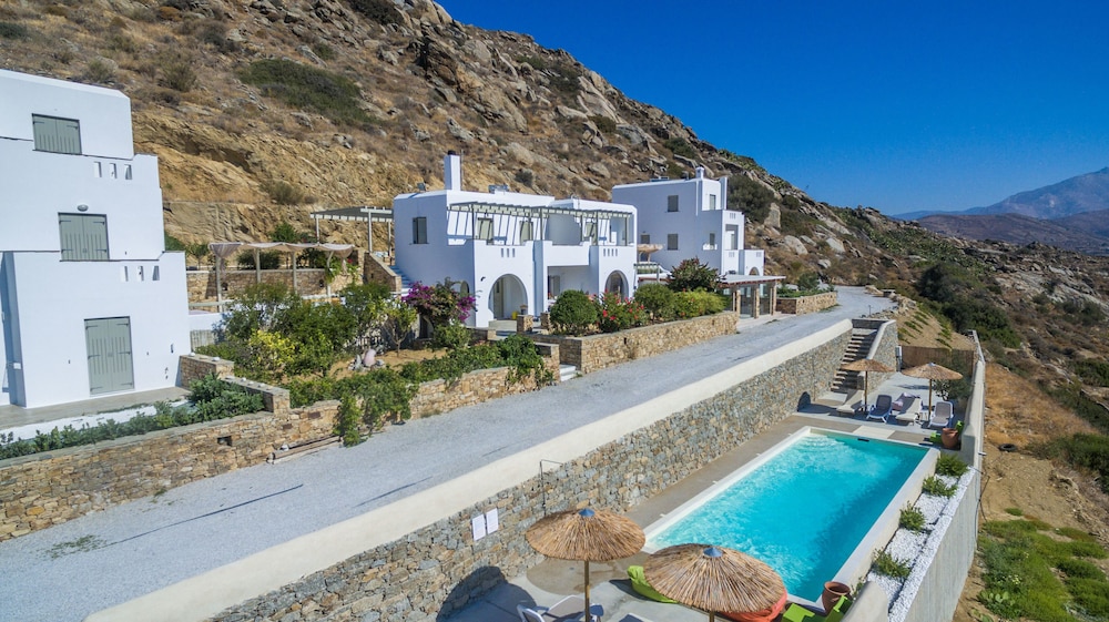 Halcyon Villas 3/66