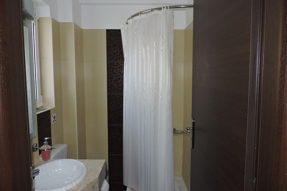 GOLDEN ROSE SUITES 22/62