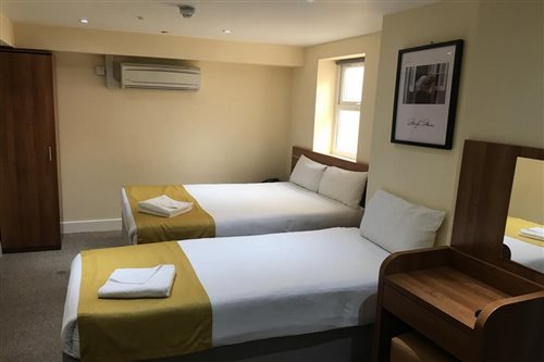 غرفة ثلاثية، The Craven Hotel 3/3