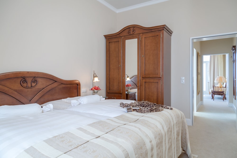 Miramar Hotel 4/42