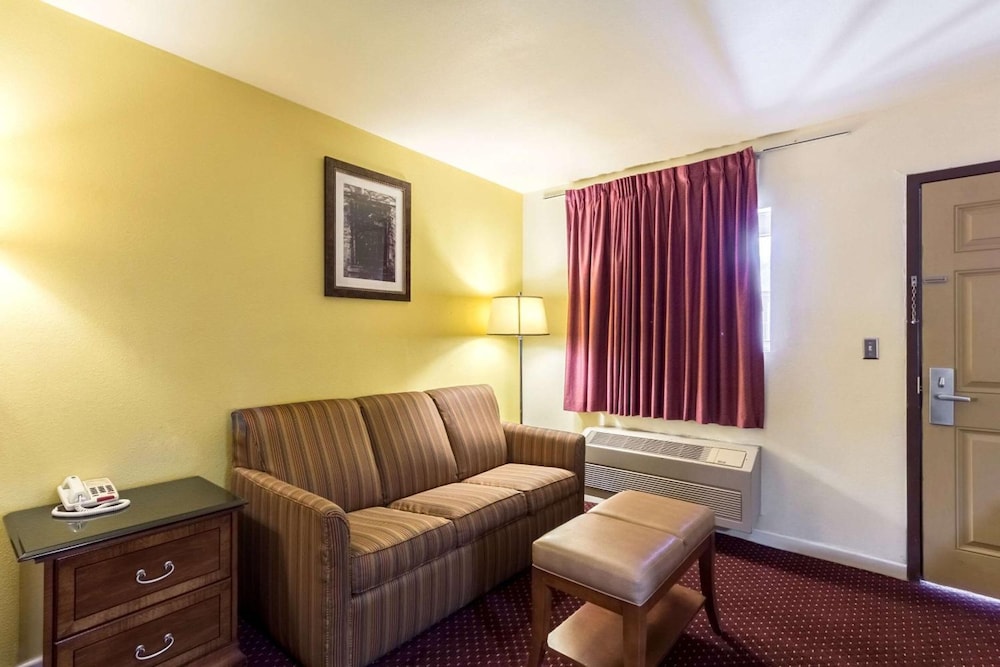 Hillview Inn At Six Flags Fiesta 25/35
