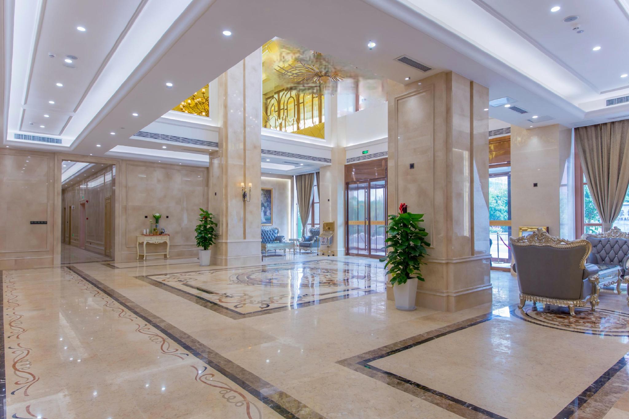 Vienna International Hotel (Huanggang Normal College Ruitian Plaza) 13/39