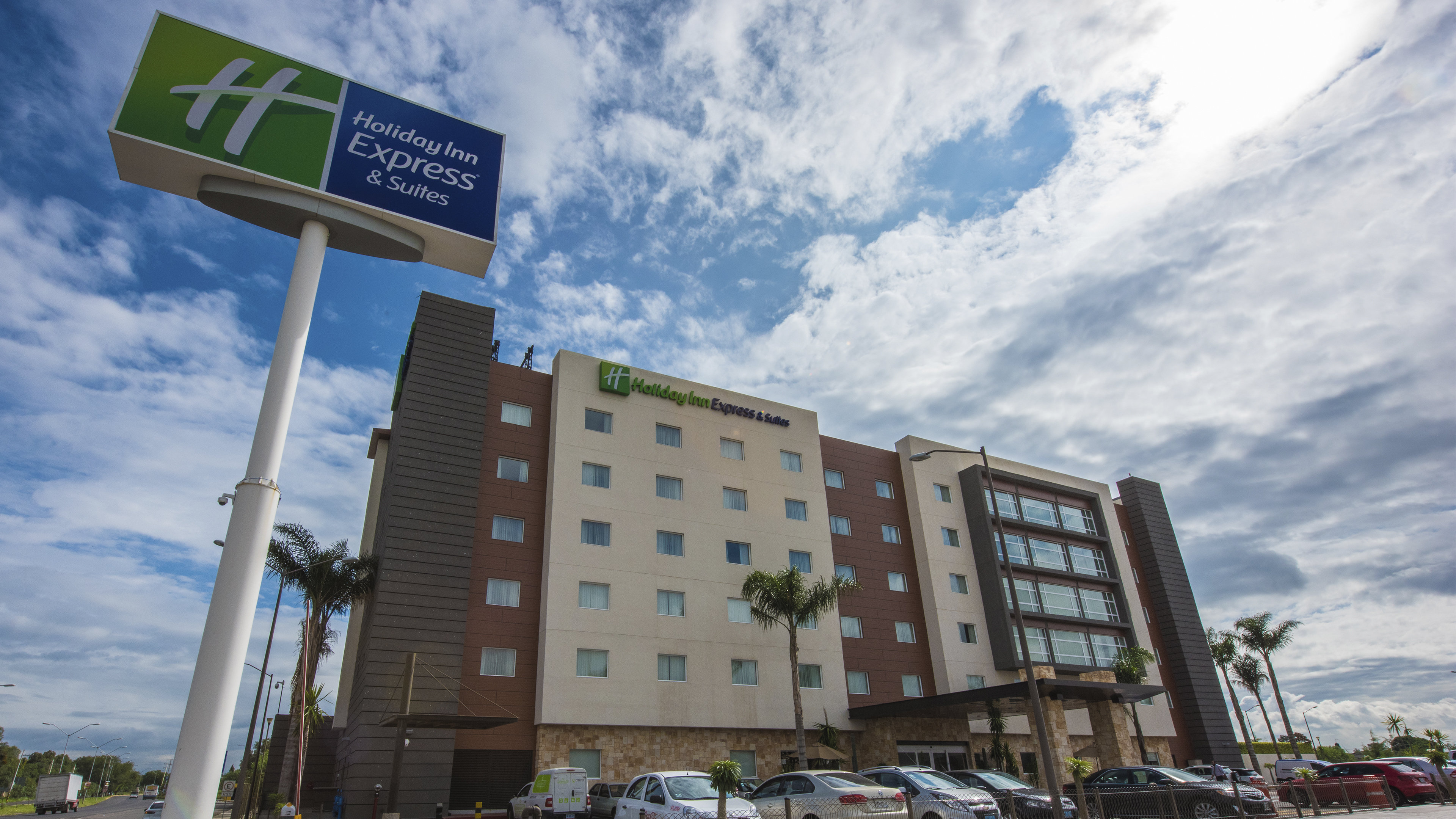 Holiday Inn Express and Suites Celaya 1/50