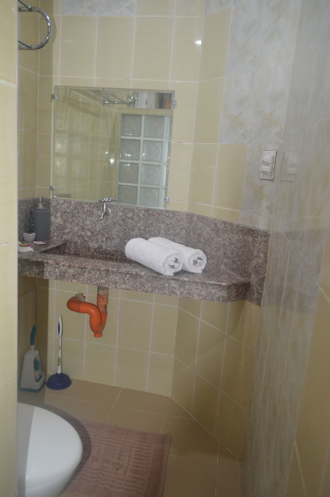 Manora Apartments And Guest House 65/66