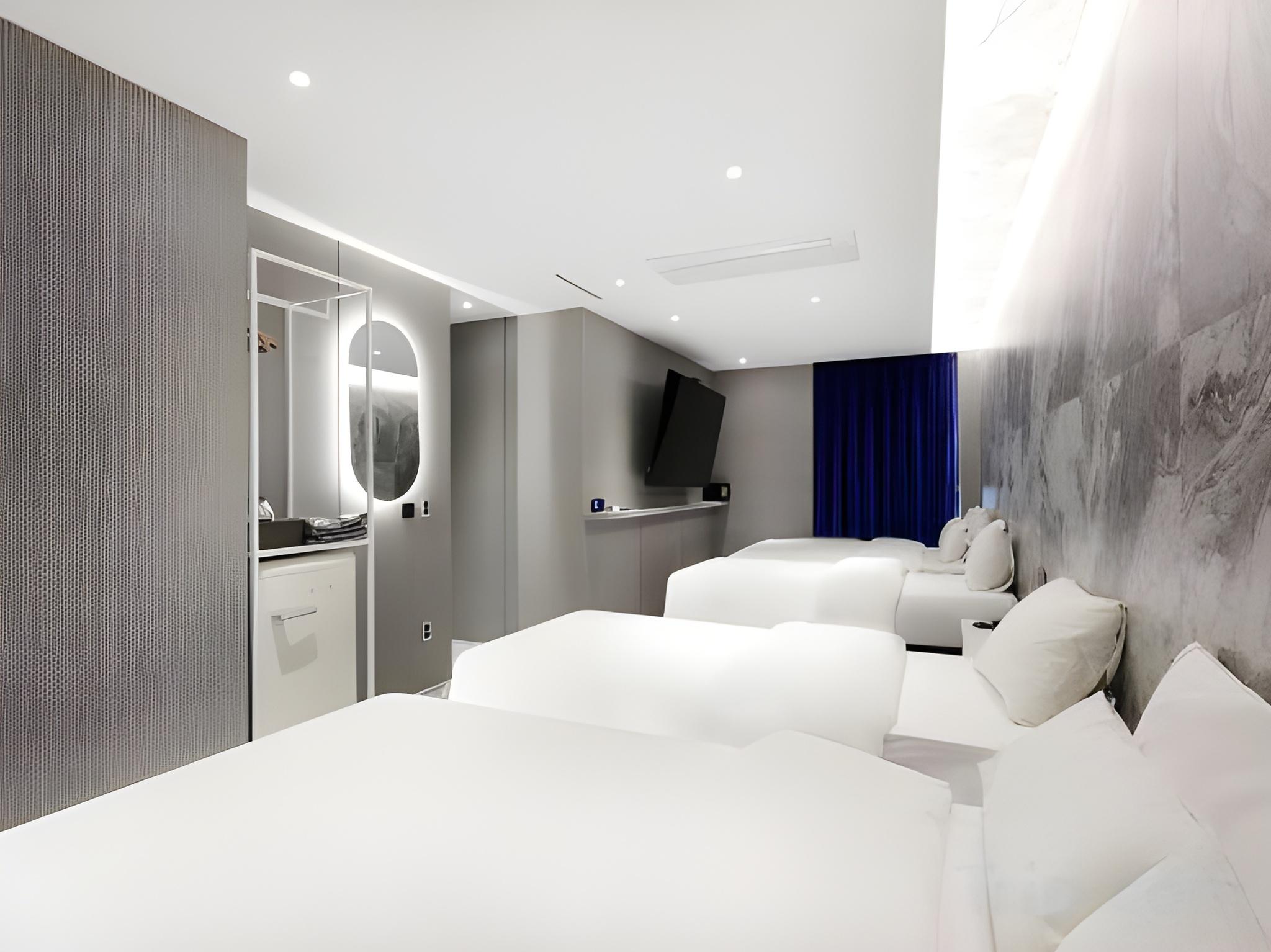 Gold, Family Suite, 2 Double and Twin Beds