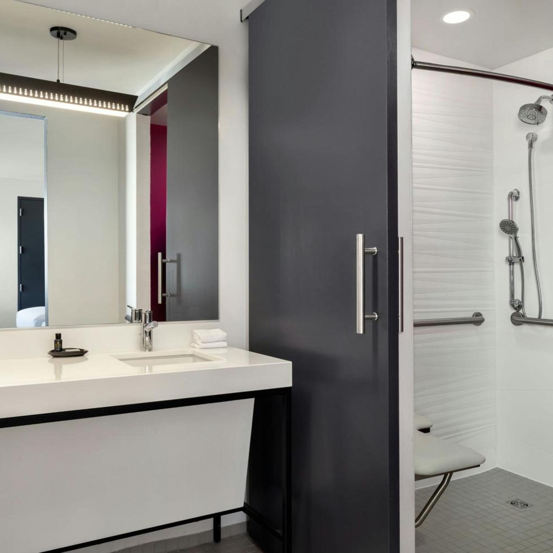 Aloft, Guest Room, King Bed, High Floor، Aloft Houston Galleria Hotel 10/10