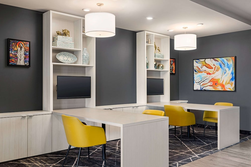 Microtel Inn & Suites Montreal Airport-Dorval QC 28/35