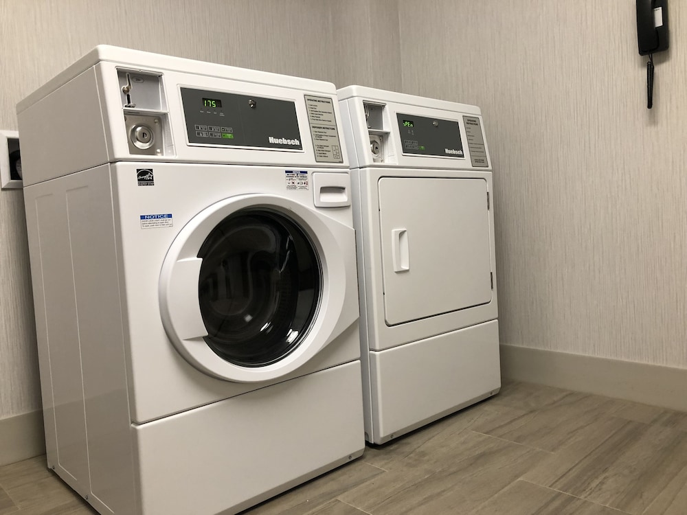 Holiday Inn Express Suites Racine 39/63