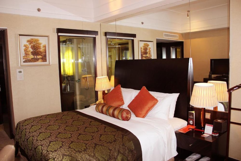 EXECUTIVE, KING BED