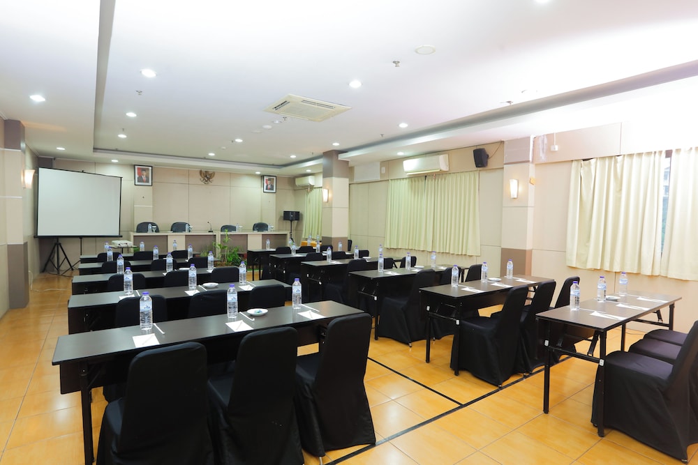 Front One Hk Resort Semarang 44/49