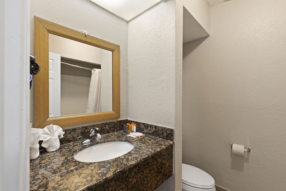 Ocean Crest Inn and Suites 45/51