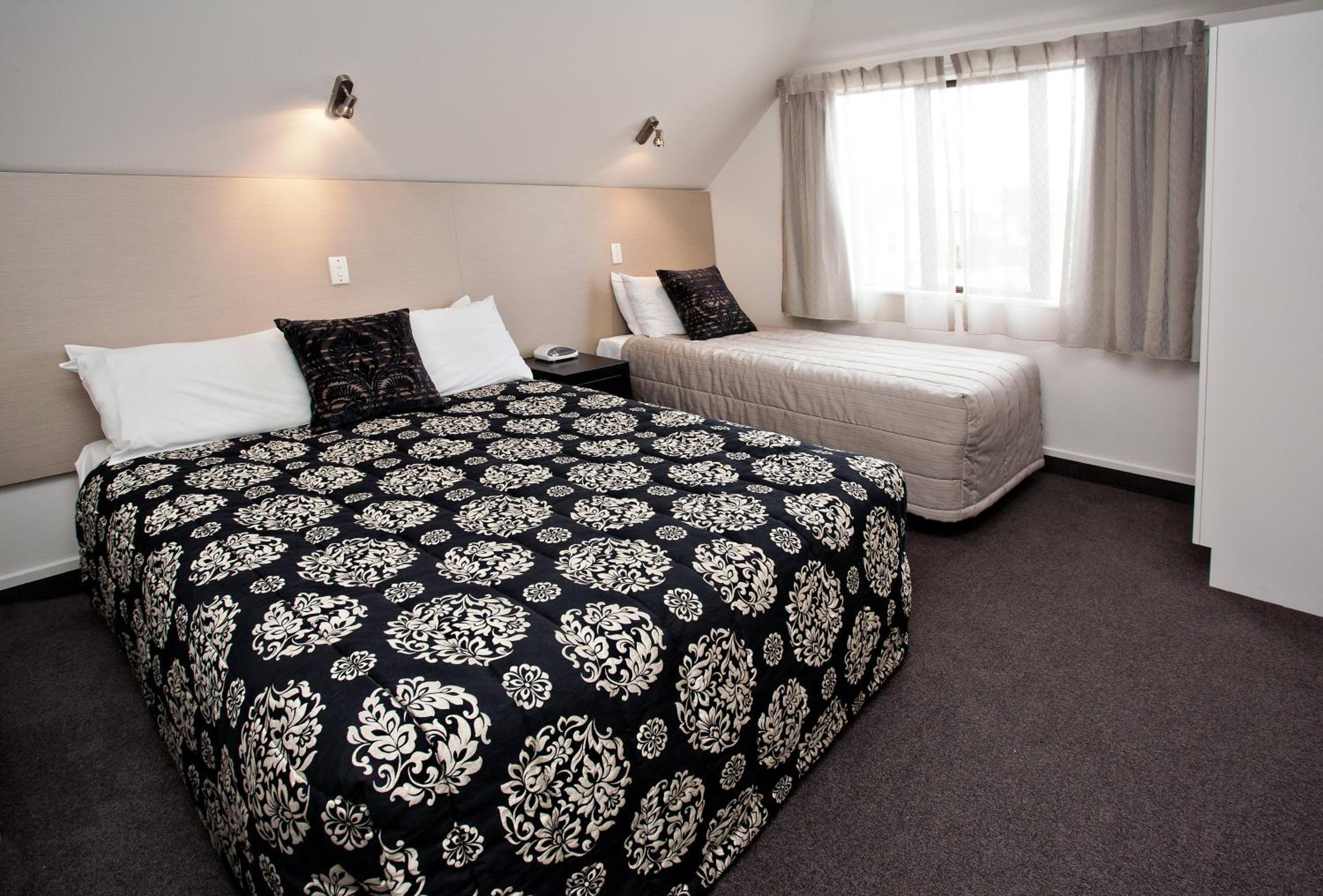شقة كبيرة بسرير مزدوج وسريرين منفصلين بغرفة نوم واحدة، Cable Court Motel 4/10