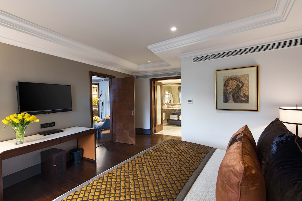 Taj Palace, New Delhi 40/80