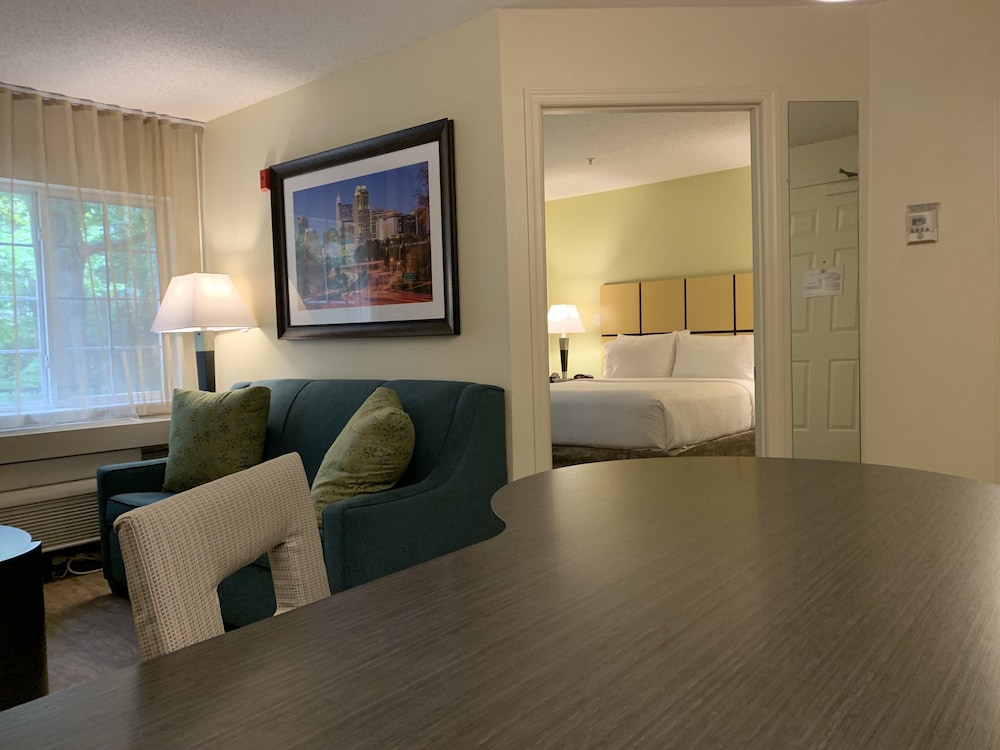 CANDLEWOOD SUITES RALEIGH CRABTREE 36/57