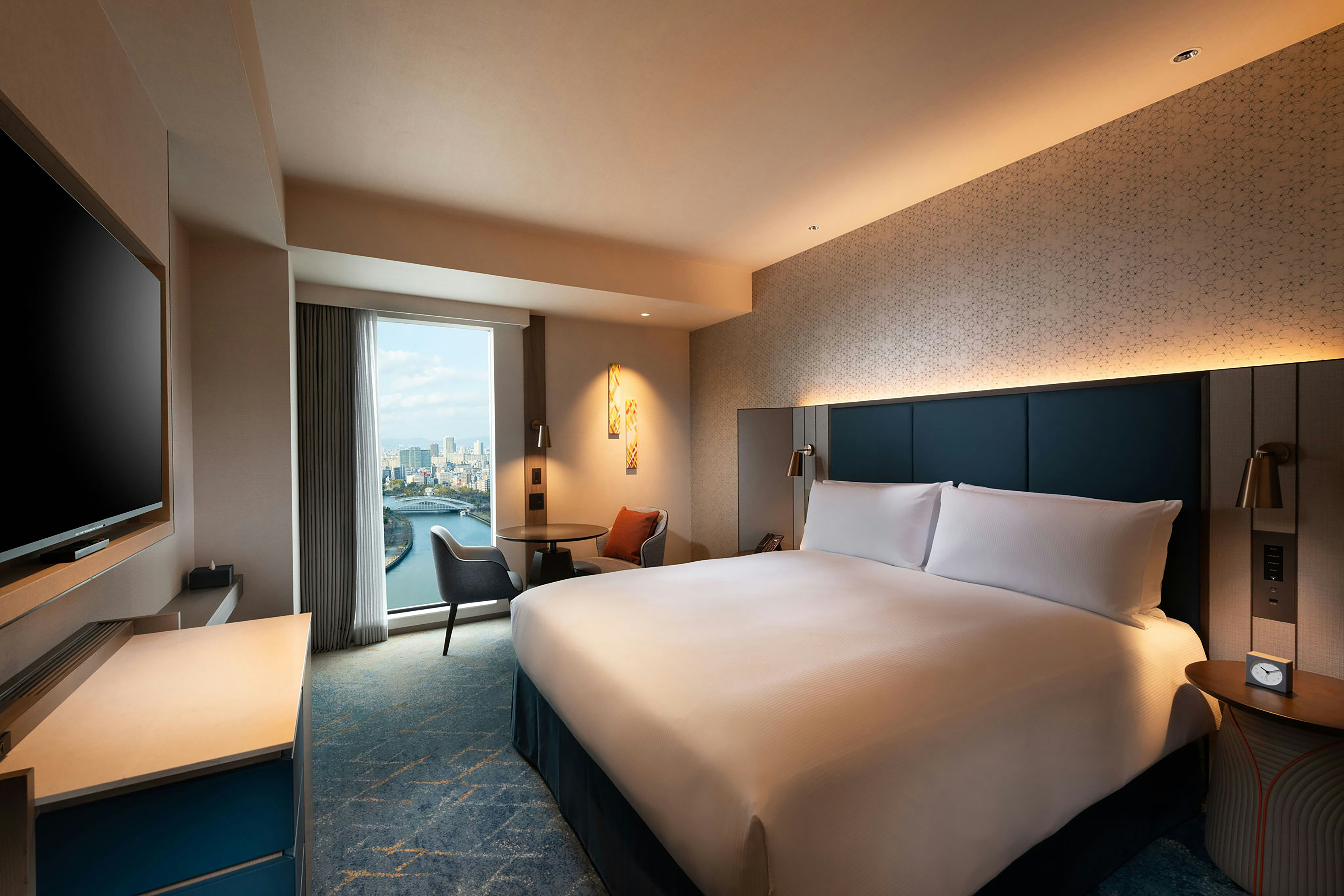 ROOM, KING BED, RIVER VIEW