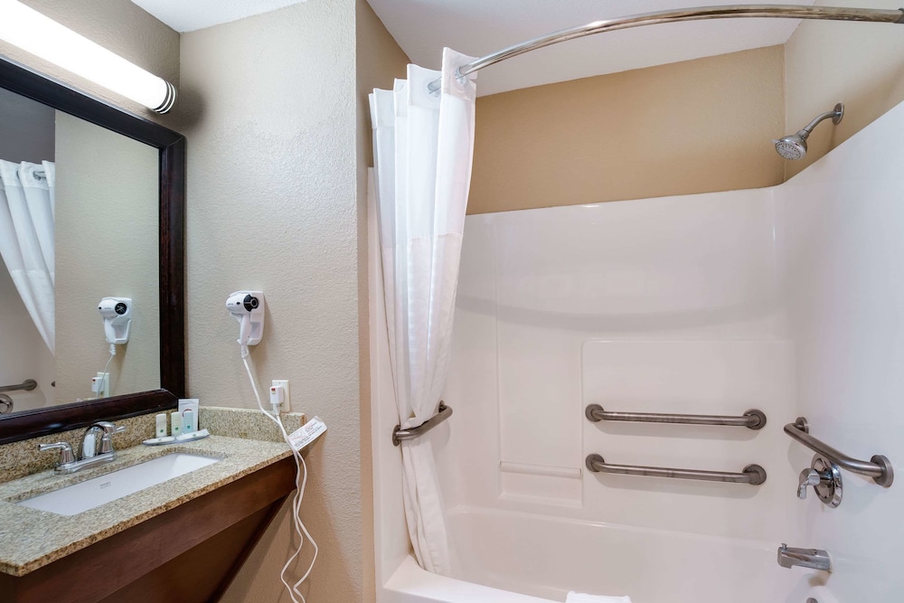Quality Inn I-70 Near Kansas Speedway 15/45