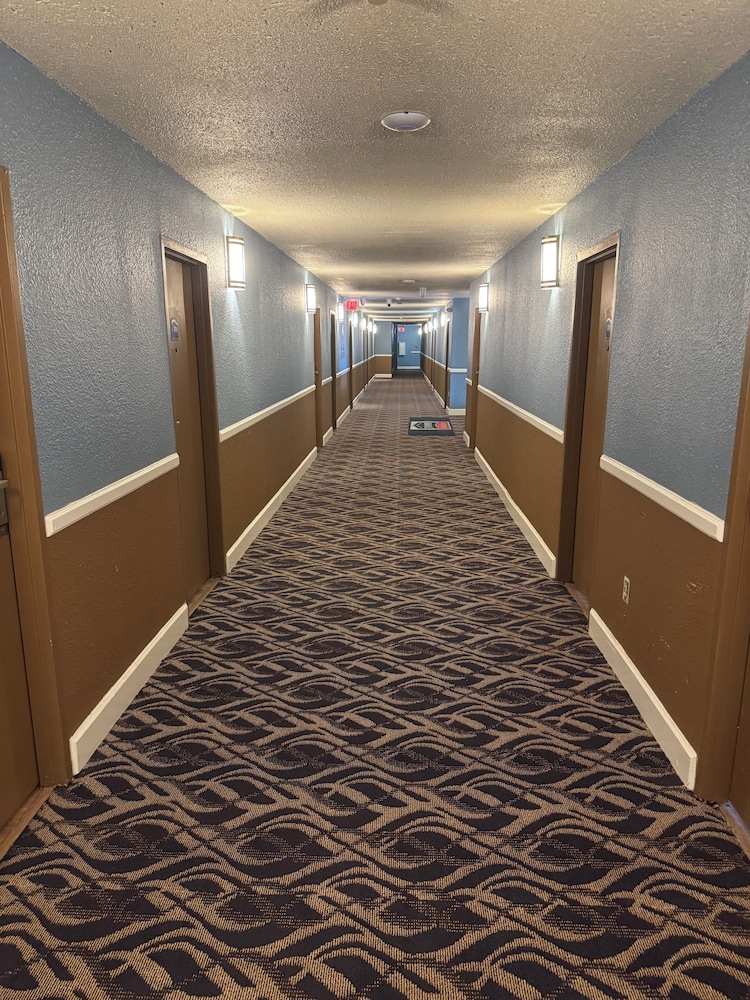 Economy Inn North Randall 32/49