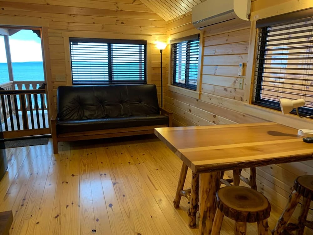 Waterfront Inn - Mackinaw City 11/24