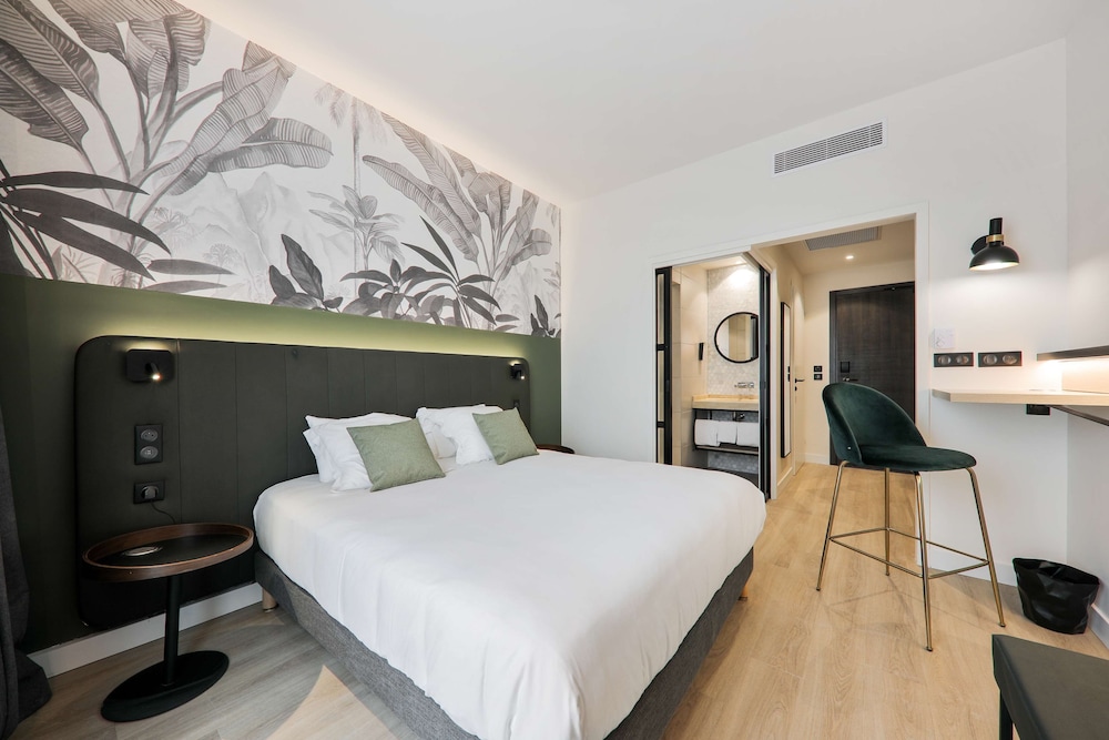 Standard, King Bed, King and Double Bed, Sofa