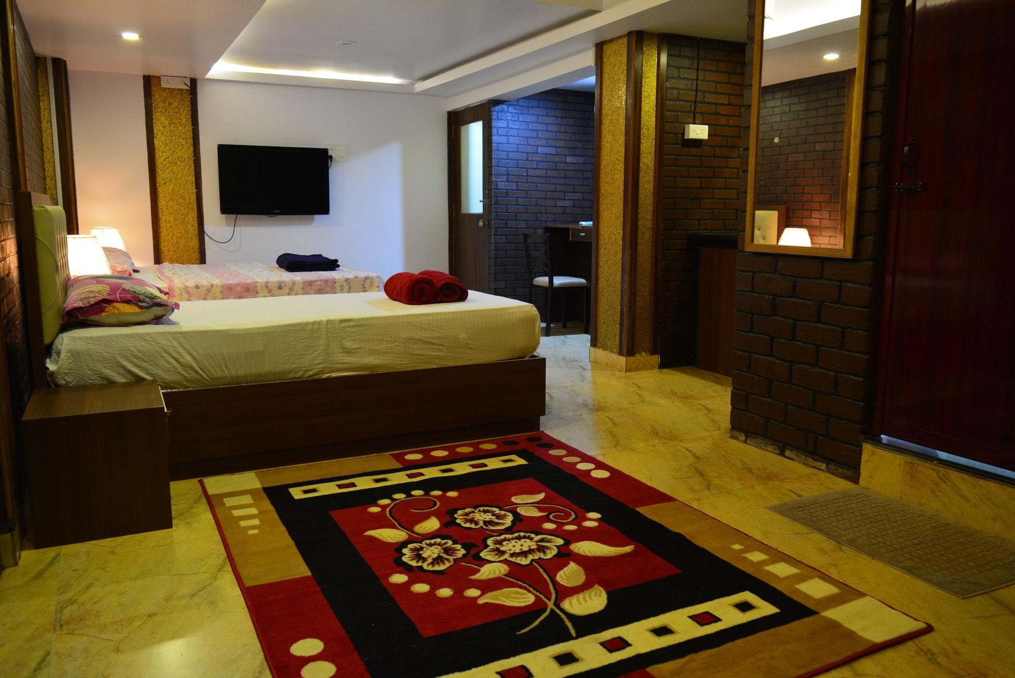 Roundcube Guest House 12/75