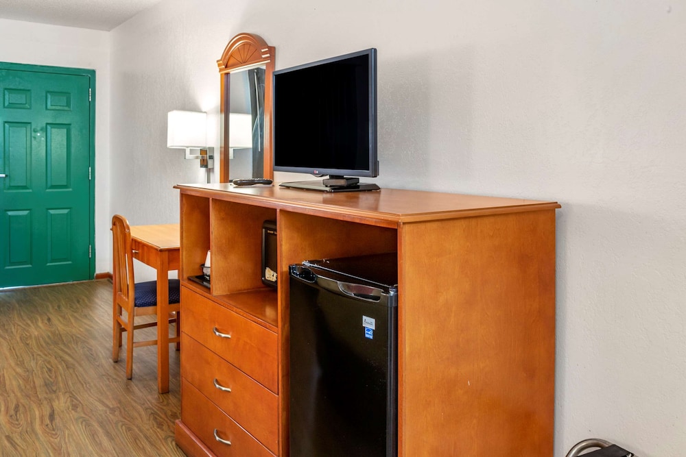 Econo Lodge Inn & Suites Albany North 41/41