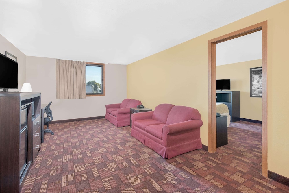 Super 8 by Wyndham Watertown 34/44
