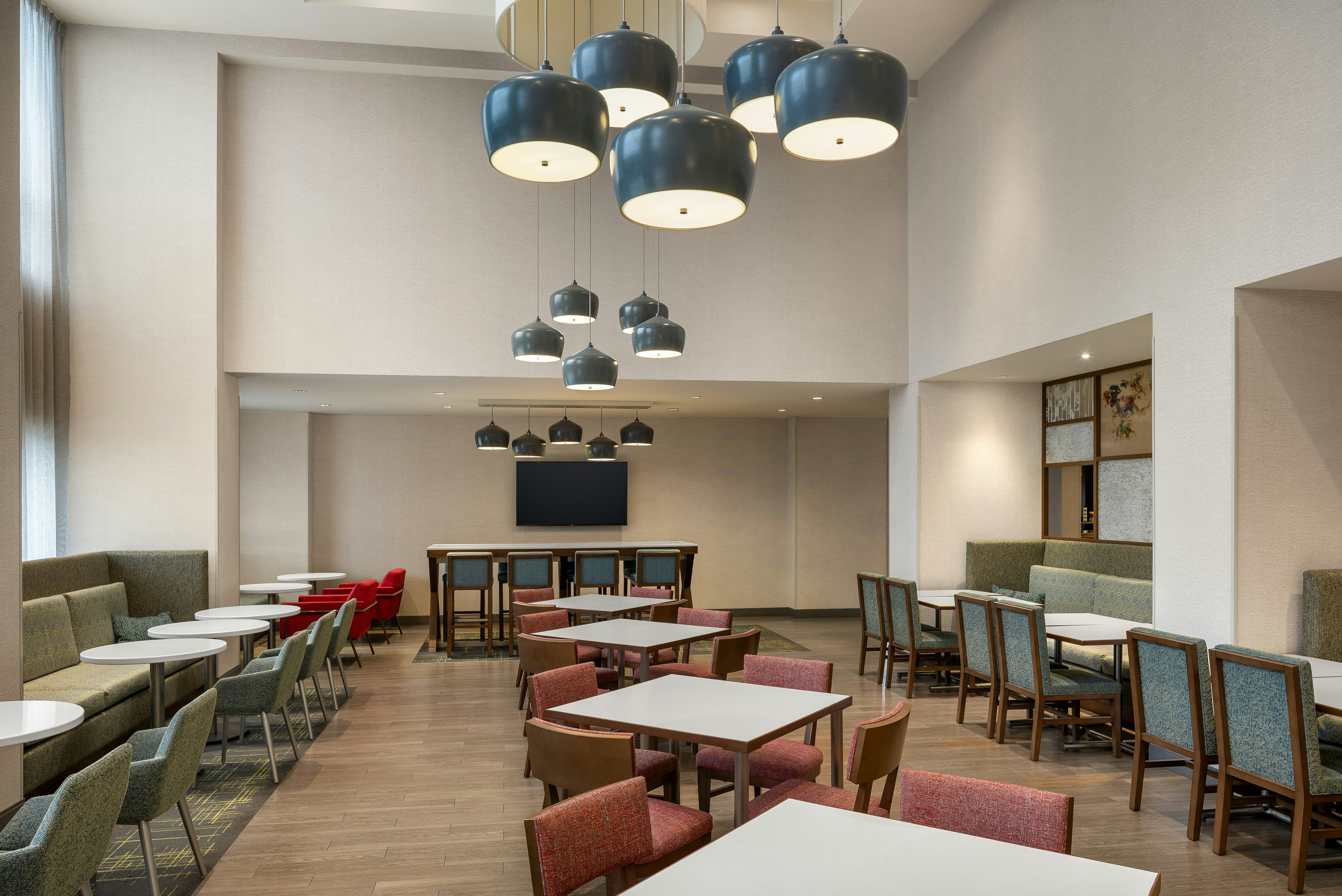 Hampton Inn and Suites by Hilton Montreal Dorval 12/23