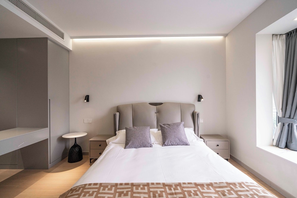 Elite, Apartment, 1 Double and 2 Queen Beds, Book and Bed-People's Square 7/10