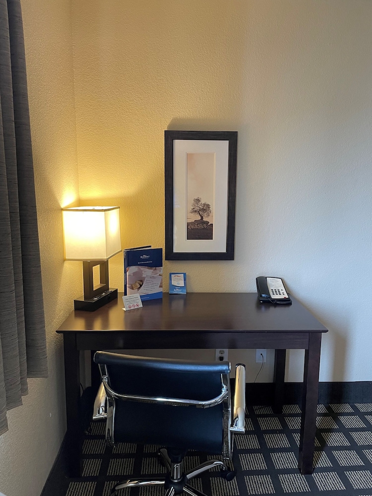 Baymont by Wyndham Lakeville 13/17