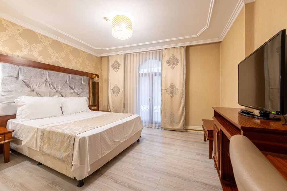 CLASSIC, DOUBLE BED, CITY VIEW