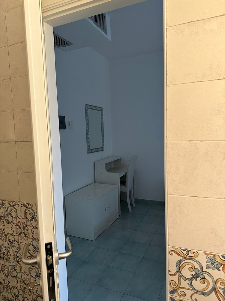 Hotel America 41/64