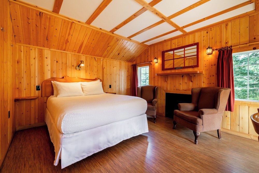 East, Cabin, 2 Queen Beds