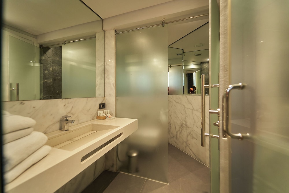 New President Hotel 37/43