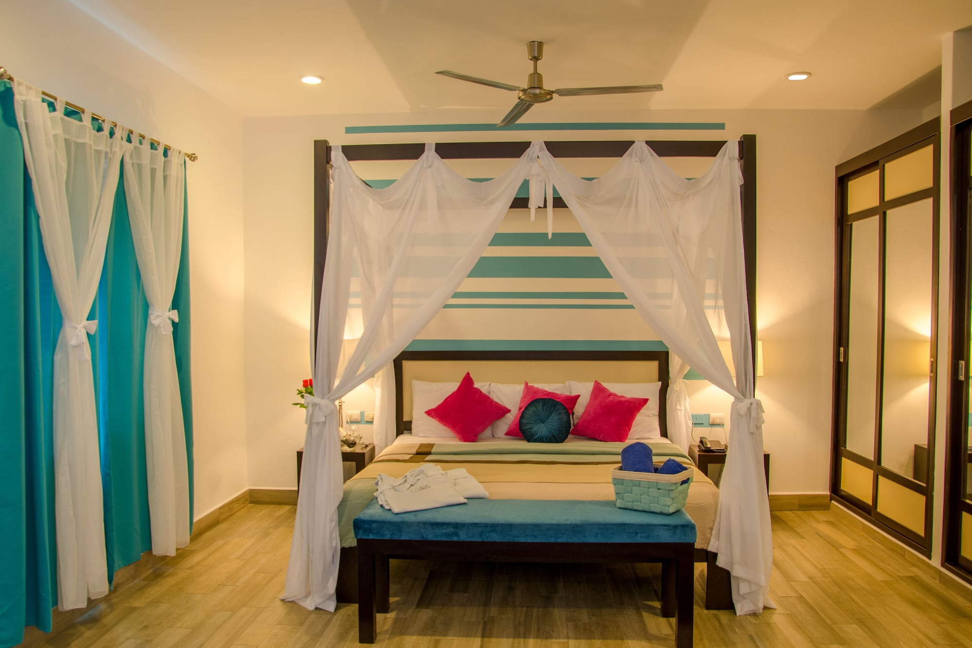 DELUXE, SUITE, KING BED, CITY VIEW, JETTED TUB
