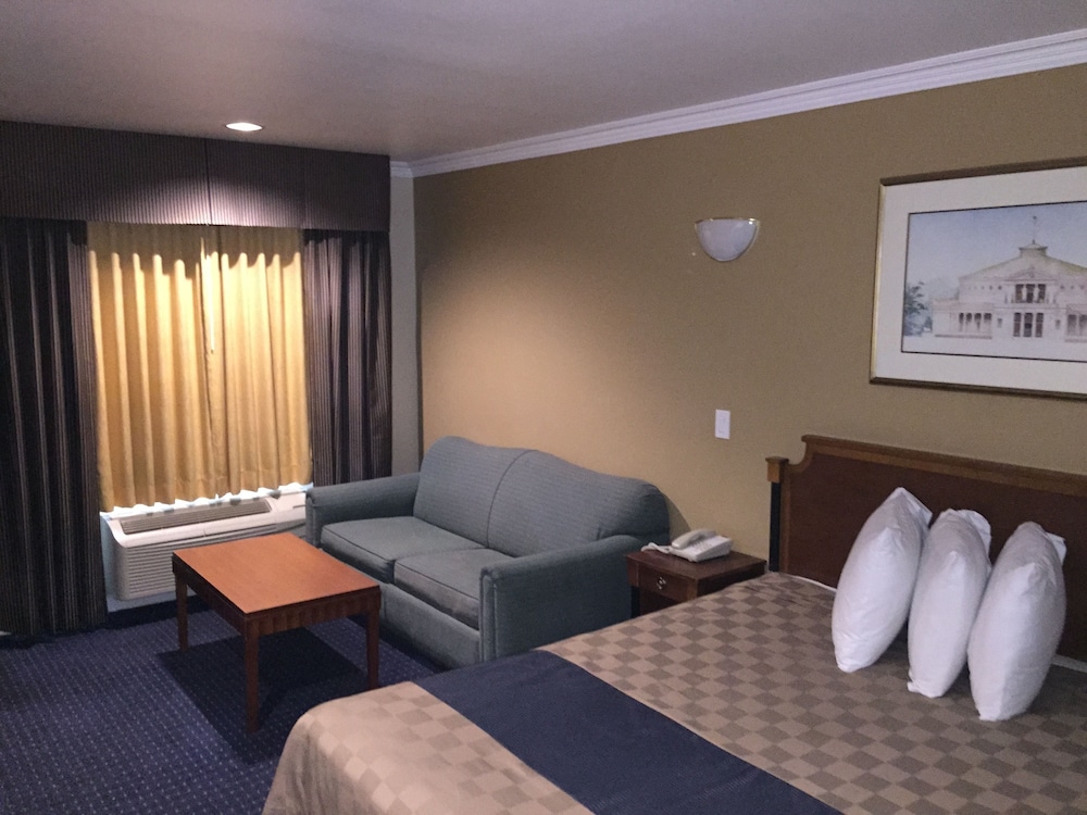Walnut Inn & Suites 24/44
