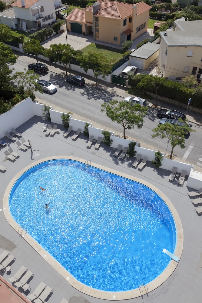 Carcavelos Beach Hotel 62/63