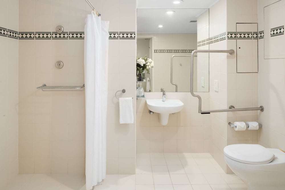 RYDGES WORLD SQUARE 66/66