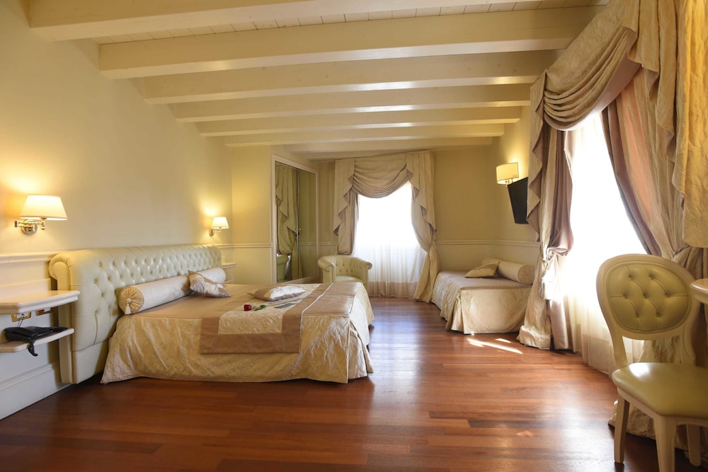 Suite Hotel Santa Chiara 40/50