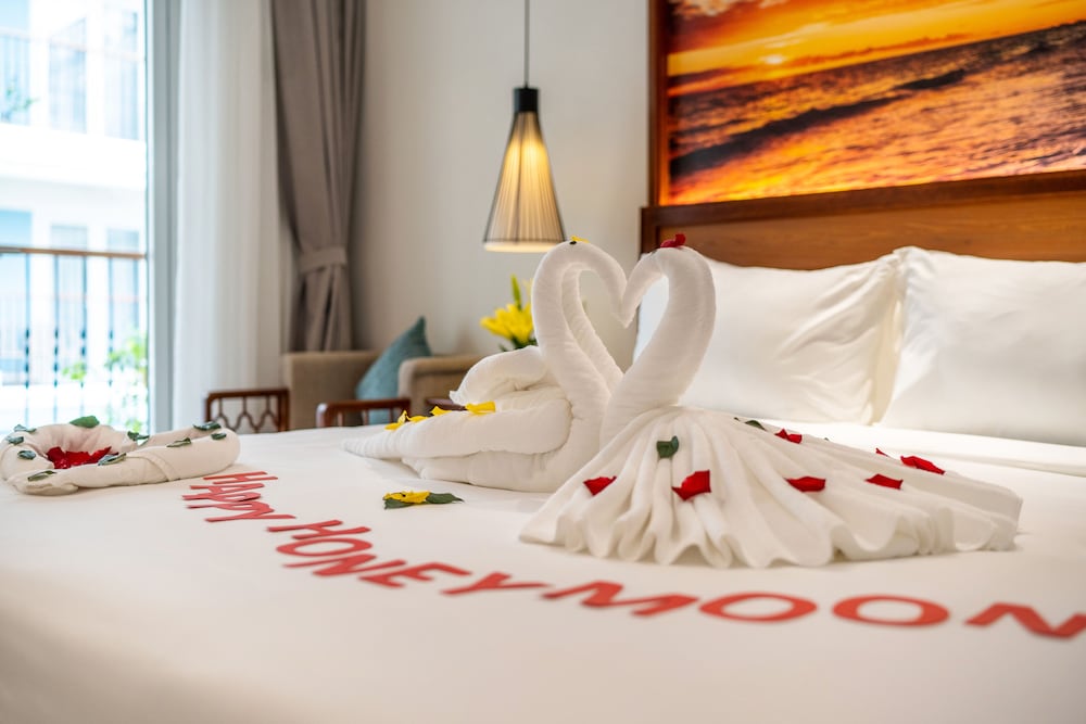 Deluxe, King Bed, Pool or Village View