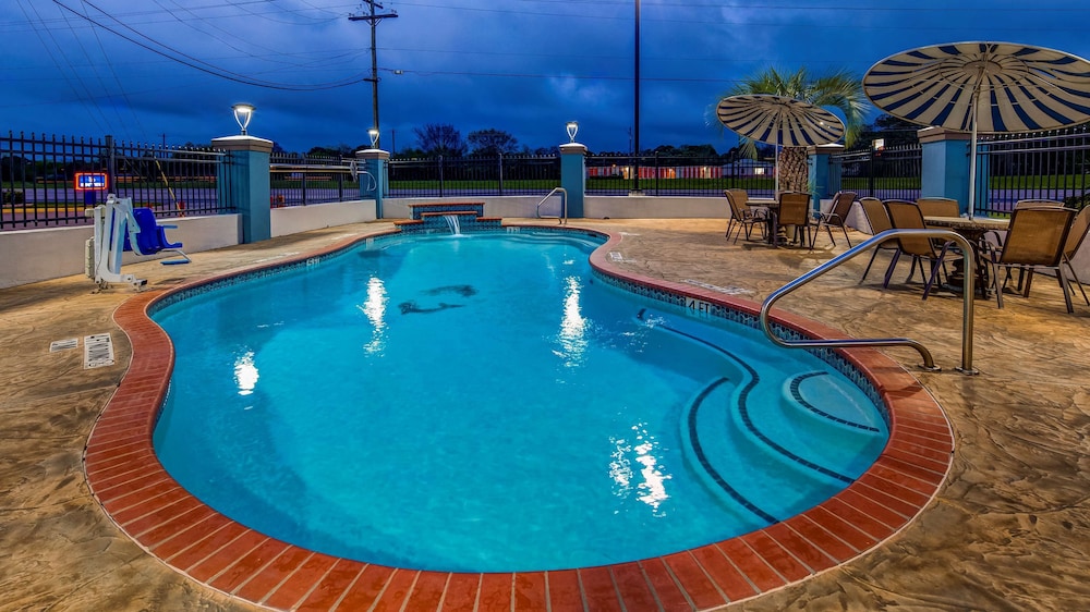 SURESTAY PLUS HOTEL BY BEST WESTERN ALVIN 4/36