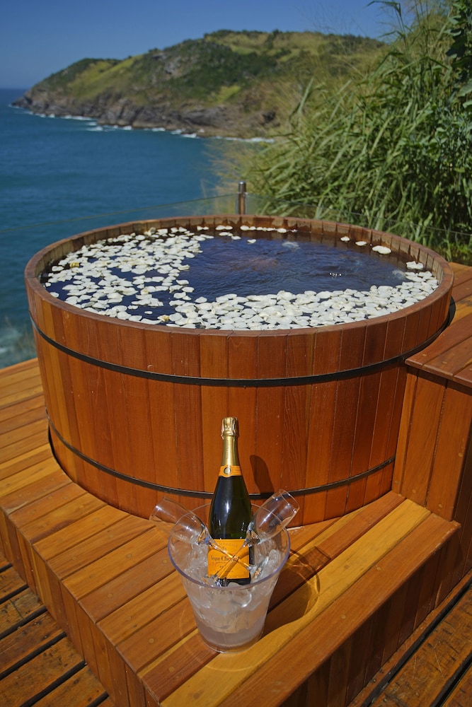 Cliffside Luxury Inn 21/48