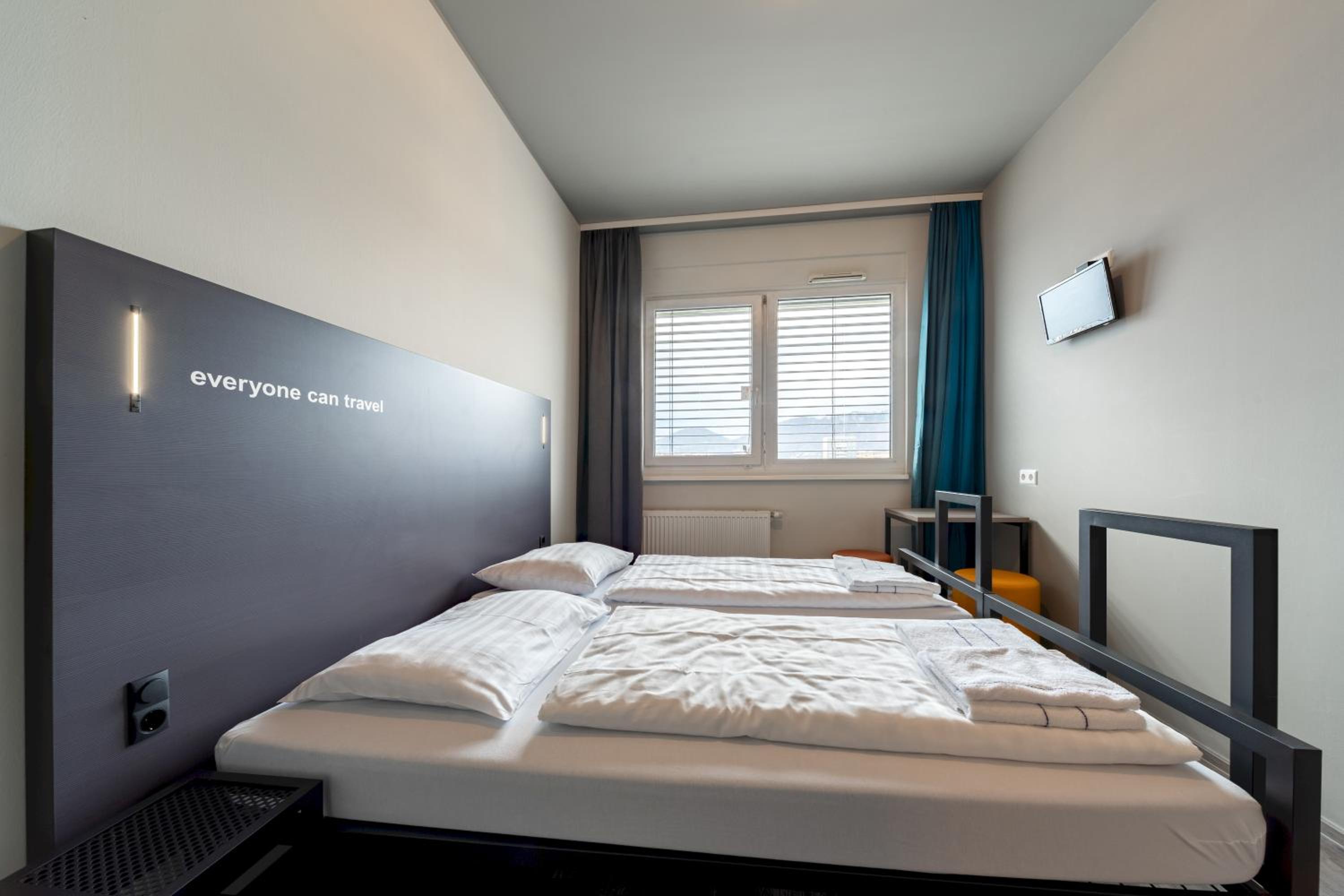 ROOM, SINGLE