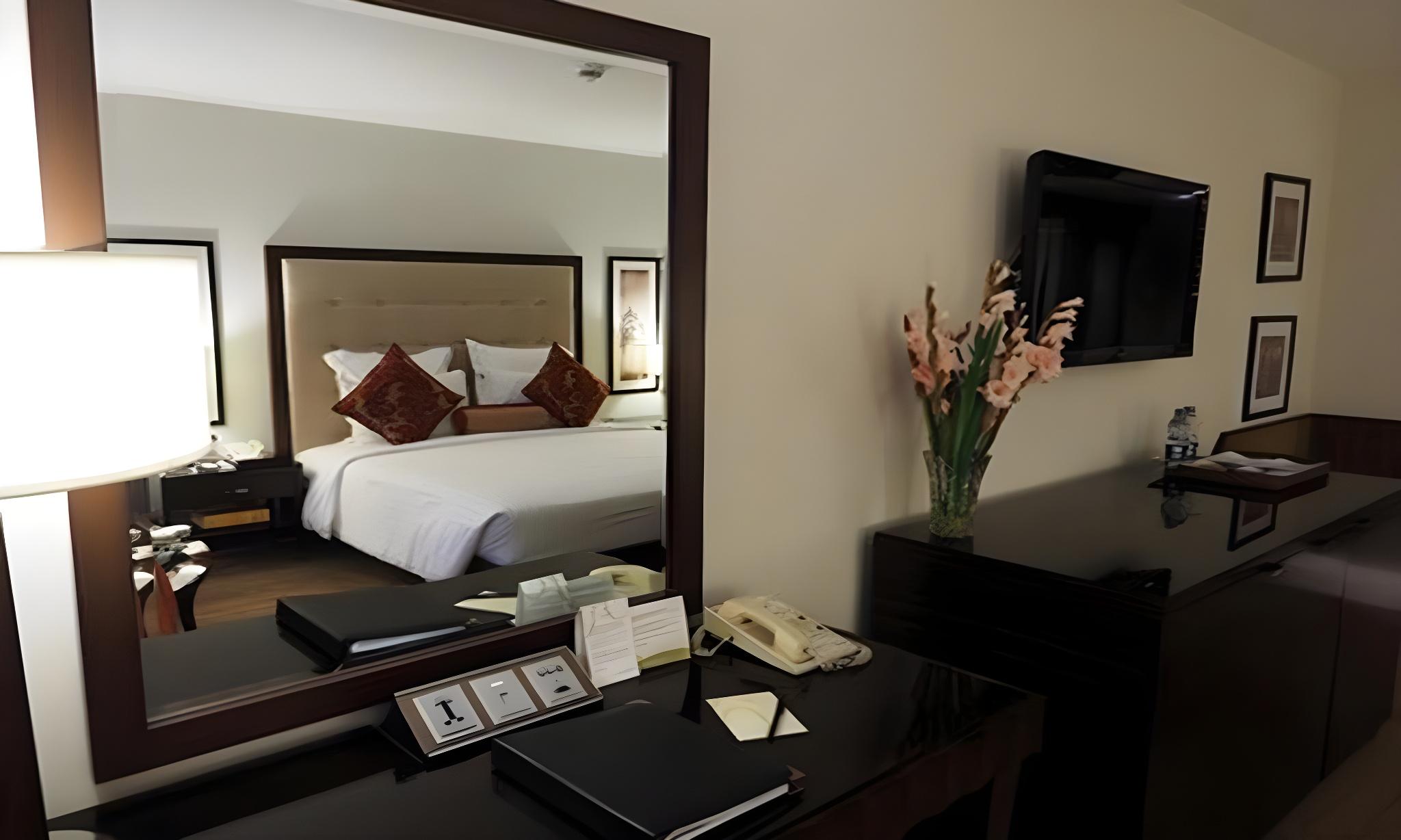 DELUXE, SUITE, KING BED, CLUB LOUNGE ACCESS