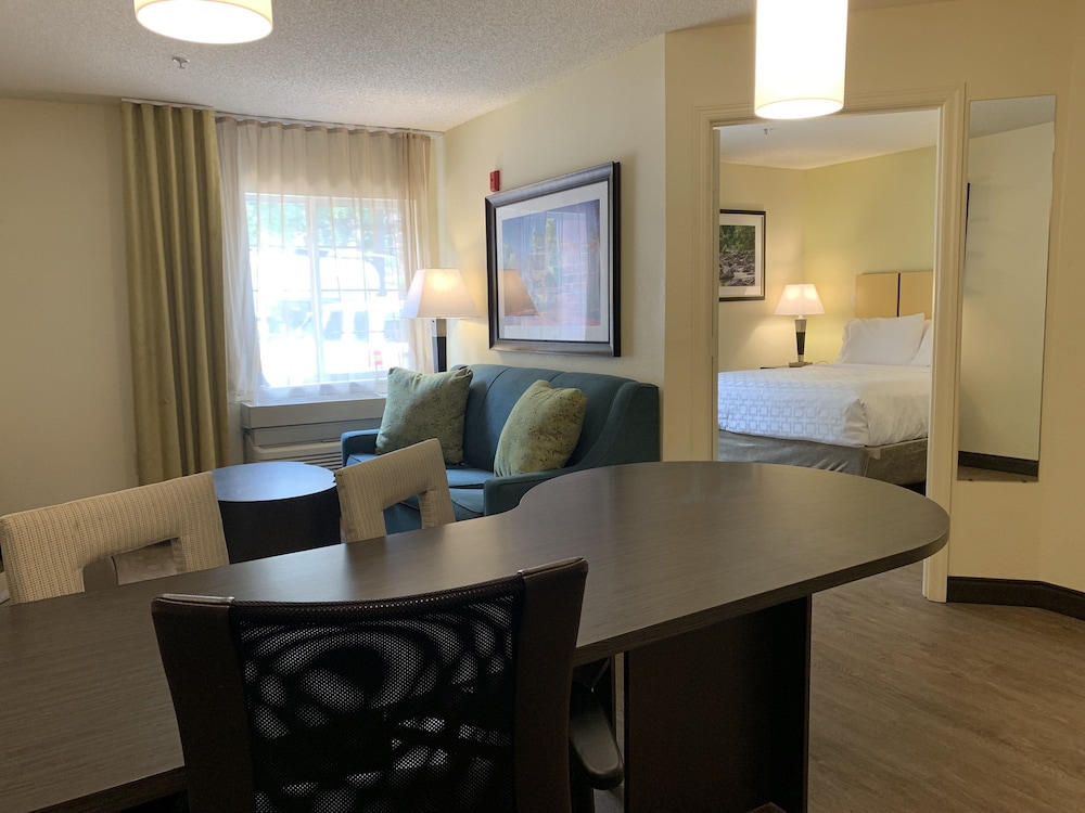 CANDLEWOOD SUITES RALEIGH CRABTREE 39/57