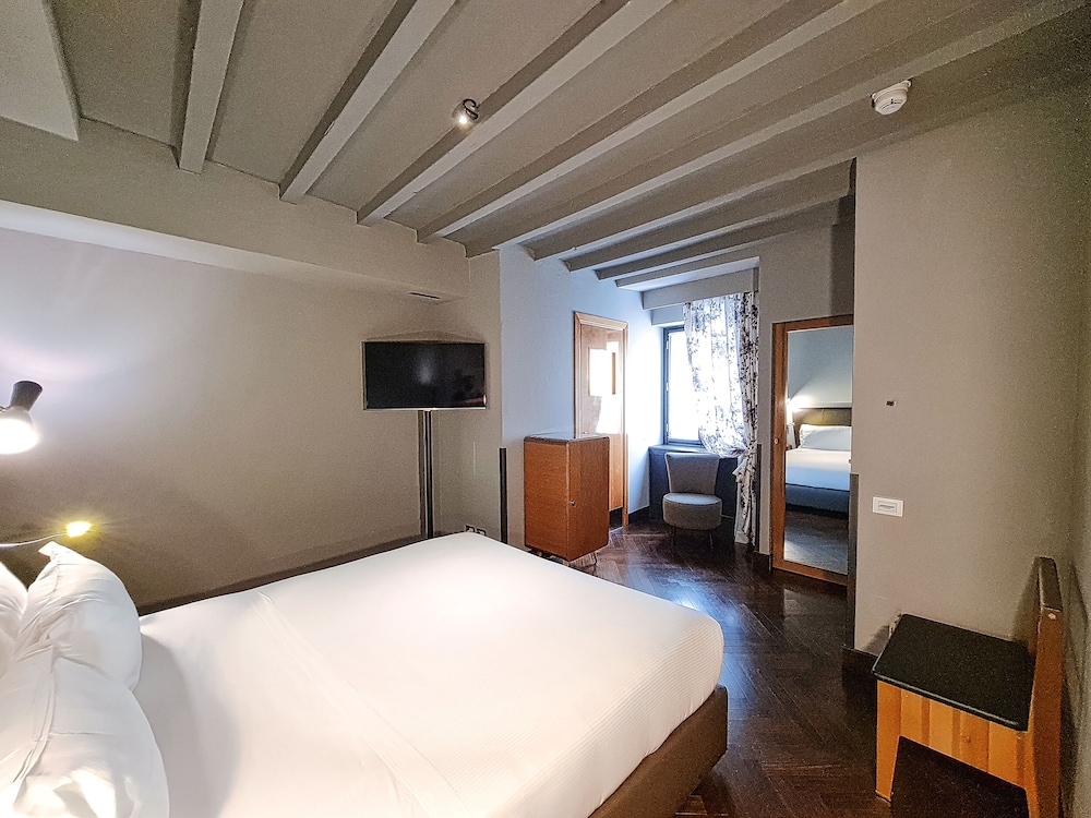 ROOM, DOUBLE OR TWIN BED