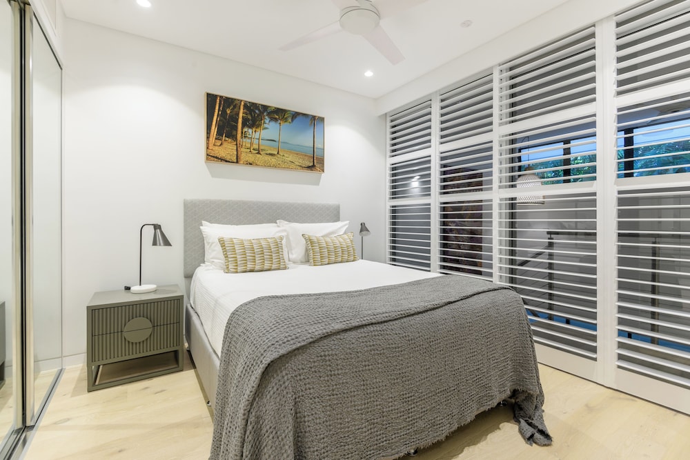 Coconut Grove Port Douglas 14/50