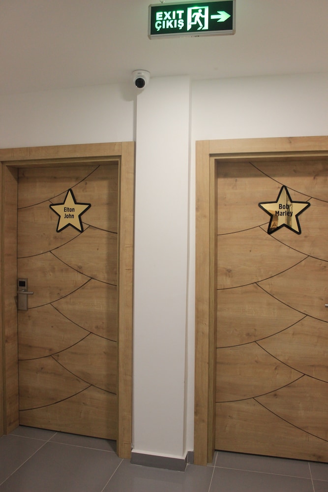 Retro Star Suites 18/38