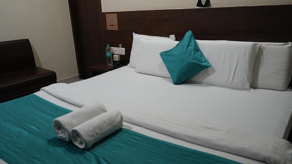 Oyo 4116 Hotel Satyug 17/25